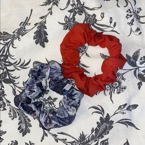 Lululemon scrunchie set
